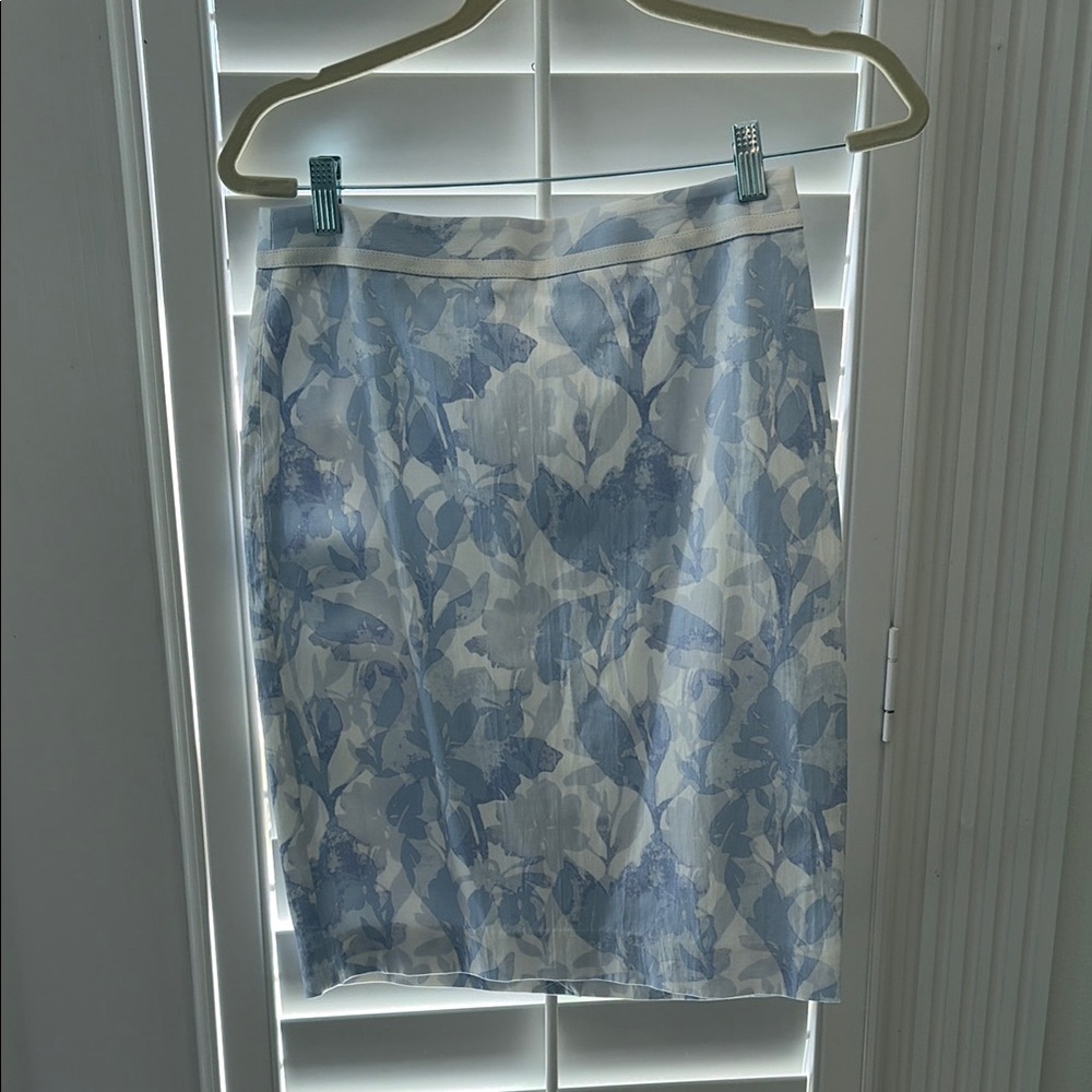 Banana Republic Floral Blue and White Women's Pencil Skirt